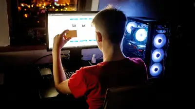 Un enfant dépense 118 000 $ en pubs YouTube avec la carte pro de son père