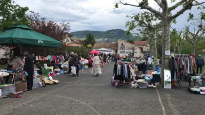 Vide-grenier de l'APEL sur les quais du Tarn à Millau