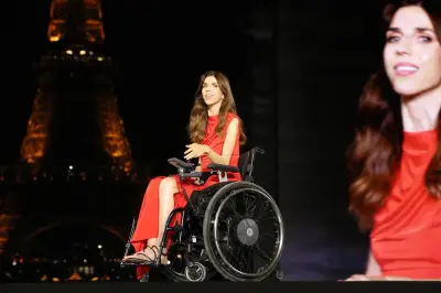 Virginie Dubost défile en fauteuil pour L'Oréal