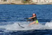 À 96 ans, Jacqueline Steinfinkel skie nautique à Sainte-Maxime