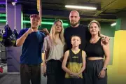Angelina Jolie surprend un club de boxe de Kharkiv avec son fils Knox