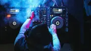 Arrêt maladie : il mixe en boîte de nuit et se fait licencier