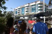 À Cannes, les curieux à l'affût sur le tournage de The White Lotus