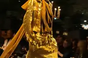 Fashion week Paris : doré, manchettes et col polo font la mode