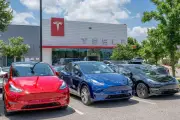 Feu vert de la France à deux Tesla autonomes après un échange Tabarot-Musk