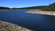 Le lac de Vézoles transformé par la sécheresse dans l'Hérault