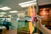 Licenciée pour trop de Post-it à Milan, elle gagne son procès
