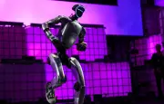Manifestation de robots à Varsovie : une mise en scène de l'ONG Democratism