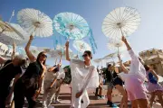 Marche à Monaco en hommage aux malades d'Alzheimer