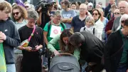 Marine Tondelier en manifestation avec son bébé, huit jours après l'accouchement