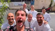 Michaël Youn à Sète avec les jouteurs avant son concert à Thuir