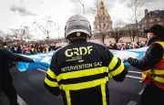 Mobilisation à Paris : électriciens, policiers et enseignants dans la rue