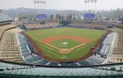 Mère multitâche au baseball : le père moqué sur les réseaux