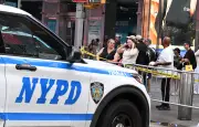 New York : une femme tue une personne et en poignarde une autre