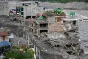 Népal : 1.325 morts, les secours fouillent toujours les tunnels
