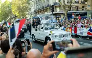 À Paris, les fidèles acclament le pape Léon XIV boulevard Saint-Michel