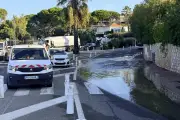 Rupture de canalisation : une route inondée à Antibes près du port Gallice