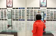 Santé : le gouvernement abandonne l'interdiction de la pub pour lunettes et aides auditives