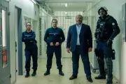 « Surveillant ! » : la série carcérale déjantée de Disney+ débarque