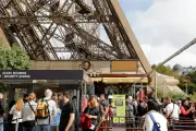 Tour Eiffel : réouverture après une grève contre l'éviction de femmes