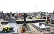 Toussaint : une ancienne fleuriste entretient les tombes dans les Côtes-d’Armor
