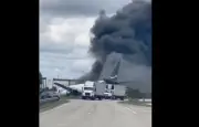 Un avion-cargo Amazon sort de la piste et prend feu à Miami