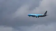 Un avion-cargo Amazon sort de piste à Miami et prend feu
