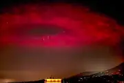Un immense anneau lumineux rouge photographié dans le ciel azuréen