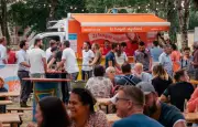 Une guinguette éphémère avec un camion de pompiers à Sanguinet