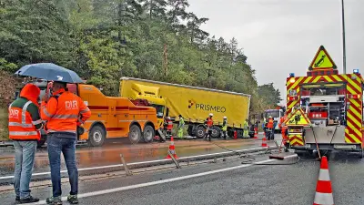 A75 : un camion traverse la glissière et bloque la circulation