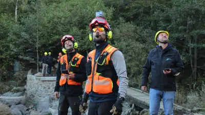 Deux passerelles posées par hélicoptère au lac de Naussac