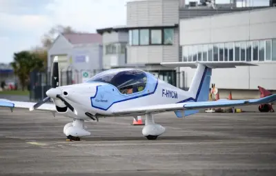 Deux pilotes tués dans le crash d'un avion civil à Rochefort