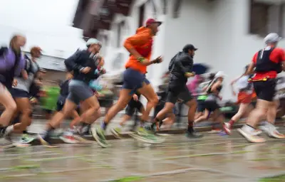 Fair-play : un coureur laisse passer son rival à Saint-Denis