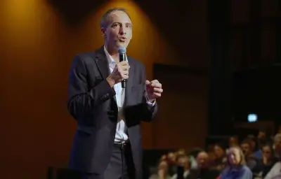 Glucksmann remporte la primaire de la gauche dès le premier tour