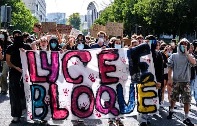 LFI propose aux parents d'encadrer les manifs lycéennes