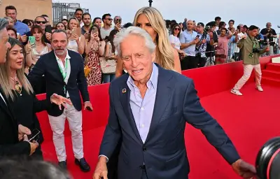 Michael Douglas : une menace de piqûre au VIH révélée dans son autobiographie