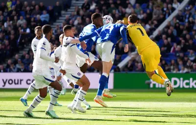 Émotion à Everton : Martinez sort sur civière, pouce levé