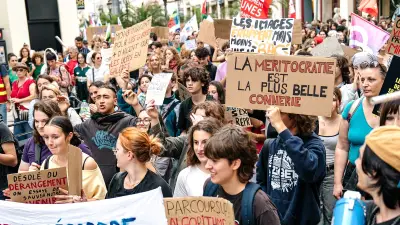 Nîmes : 1 350 manifestants, lycéens et aînés unis dans la rue