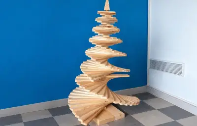 Saumur : des sapins de Noël en palettes recyclées par ASURE