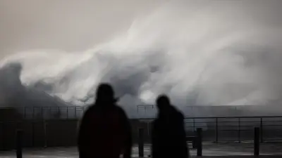 Tempête Austen : 5 départements en orange, rafales jusqu'à 140 km/h