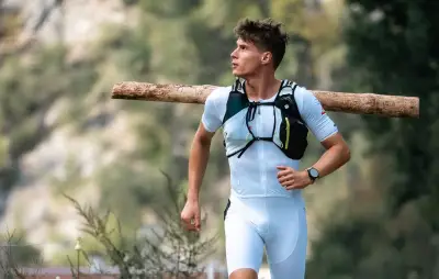 Ultra treeathlon : dix Ironman avec un tronc d'épicéa pour alerter