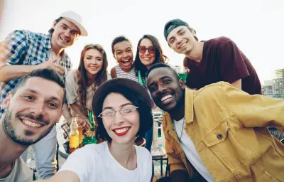 Zillennials : la micro-génération née entre deux mondes