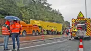 A75 : un camion traverse la glissière et bloque la circulation