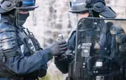 Armes intermédiaires : l'arsenal des forces de l'ordre françaises