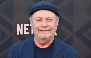 Billy Crystal : une pierre gravée « Rire » retrouvée dans les cendres