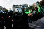 Boucliers stroboscopiques : usage contesté lors des manifs lycéennes