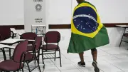 Brésil : Flavio Bolsonaro devance Lula au premier tour