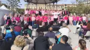 Cent choristes en rose animent la place Aristide-Briand à Sète
