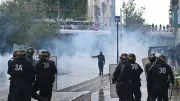 CRS mobilisés pour protéger les boutiques Trogneux lors du 17 octobre