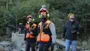 Deux passerelles posées par hélicoptère au lac de Naussac